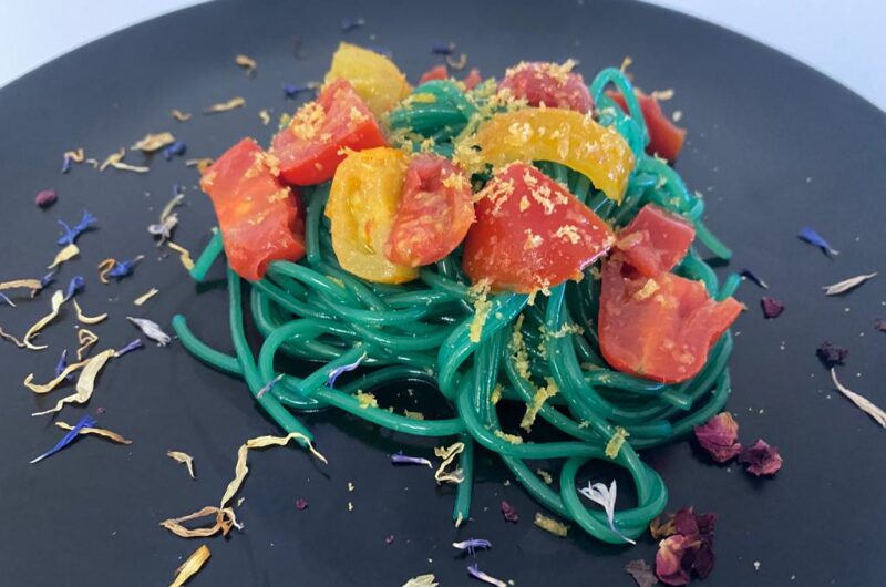 Spaghetti blu ai pomodorini e bottarga di tonno