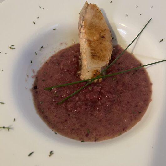 Salmone alla piastra e vellutata di cavolo viola