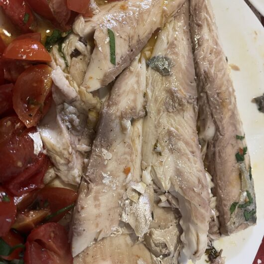 Filetto di leccia in padella con pomodorini, olive e capperi
