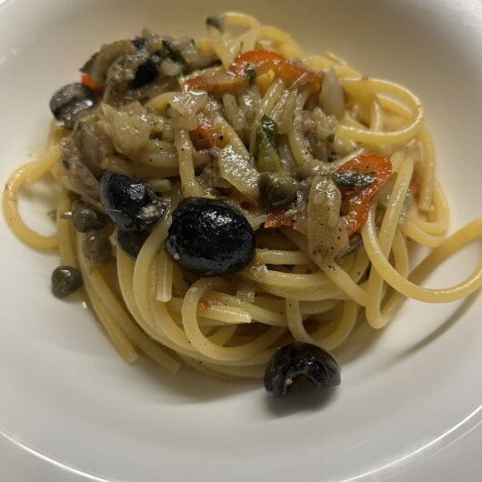 Bigoli in salsa, capperi, oliove peperoncino