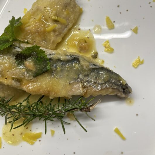 Sgombro in padella con limone, rosmarino e melissa