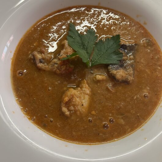 Zuppa di pesce con avanzi di passera, rana pescatrice, nasello e polipetti
