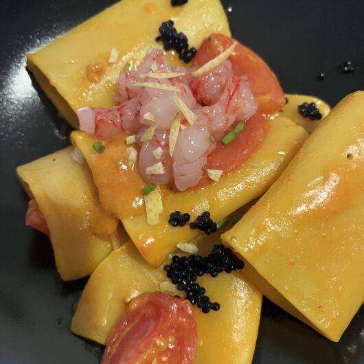 Paccheri zafferano e tartare di gamberi rossi crudi