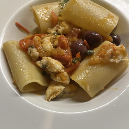Paccheri con rana pescatrice, pomodorini e olive